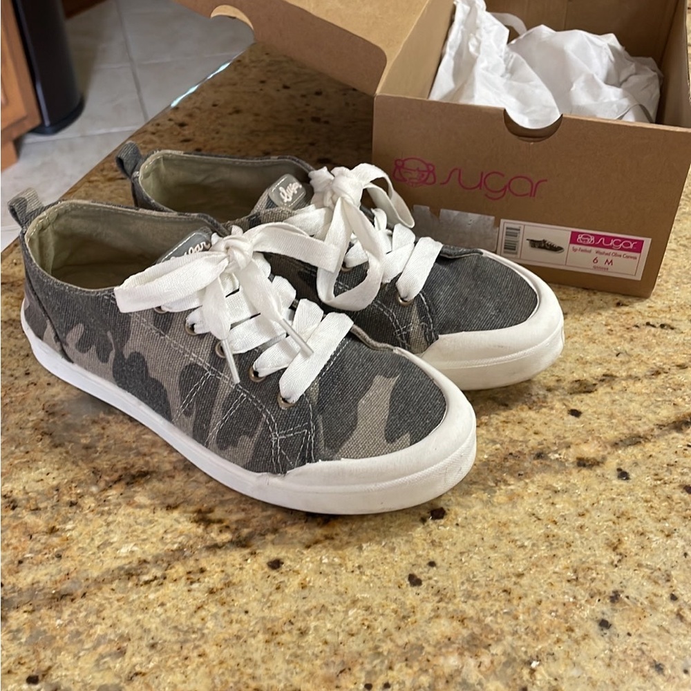 Sugar Sneakers Camo Size 6
